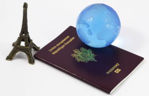 passeport et globe bleu